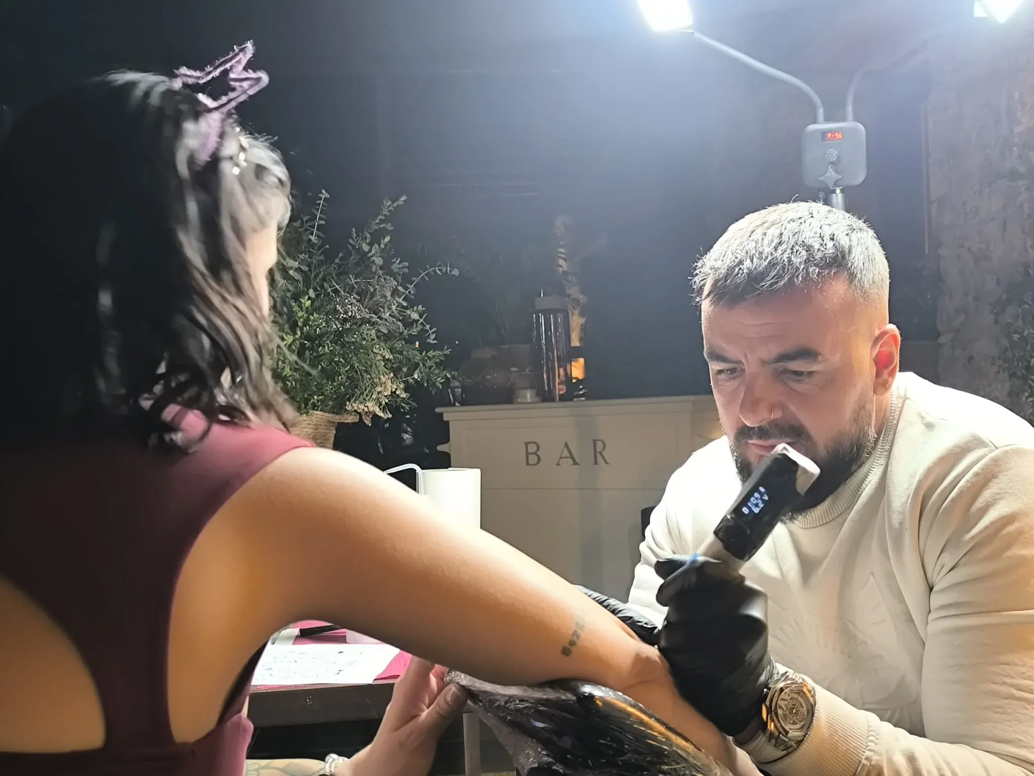 Tatuaje pequeño realizado durante un evento