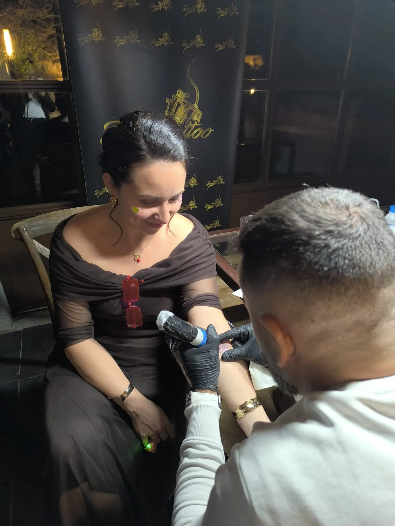 Invitados disfrutando de Chiki Tattoos en una celebración
