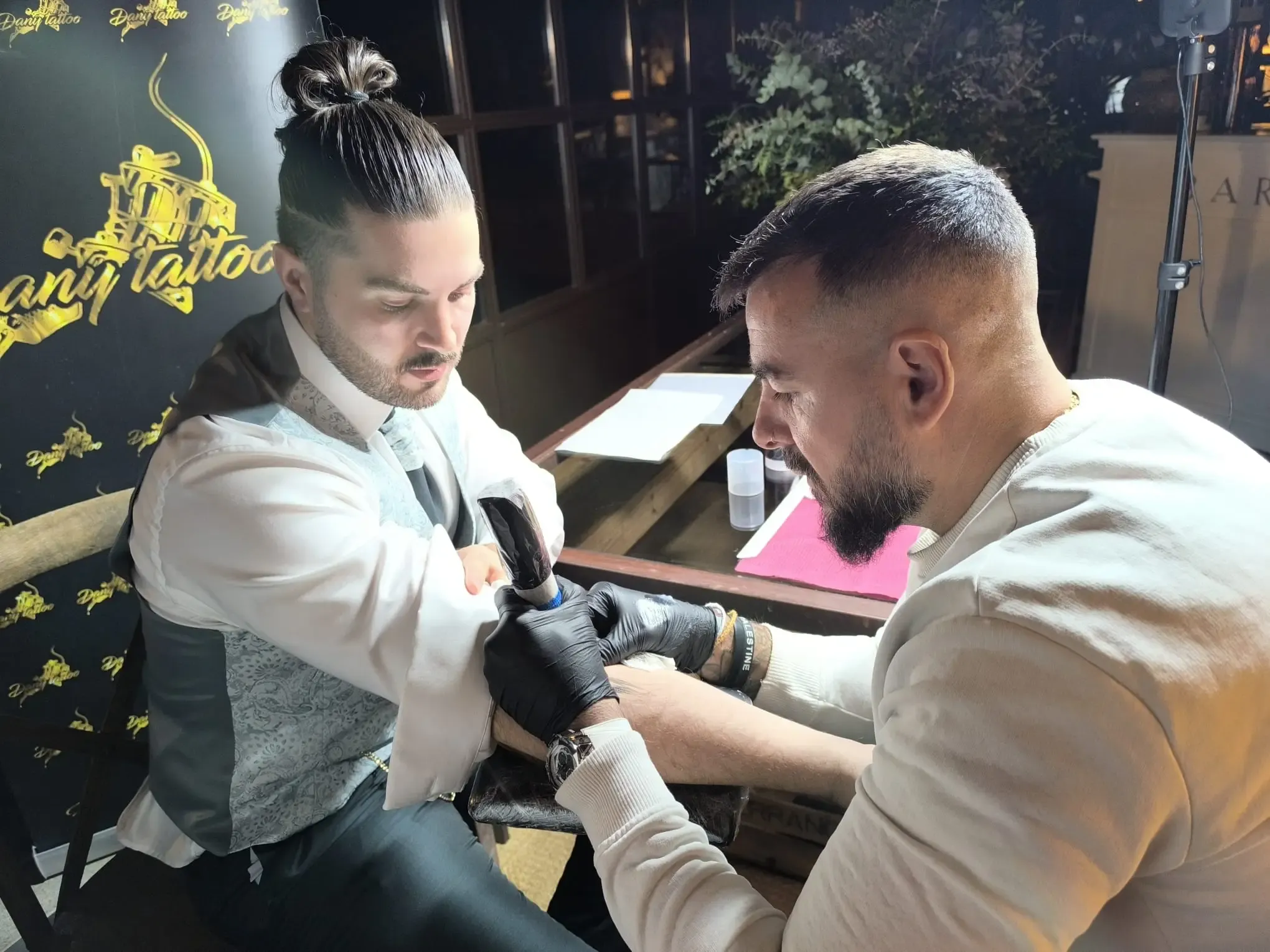 Detalle de tatuaje fino para bodas y eventos