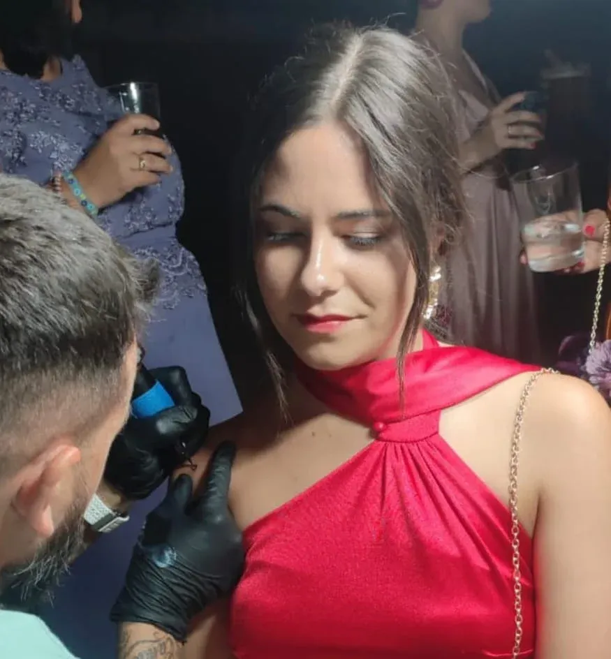 Recuerdo tatuado durante una fiesta o boda
