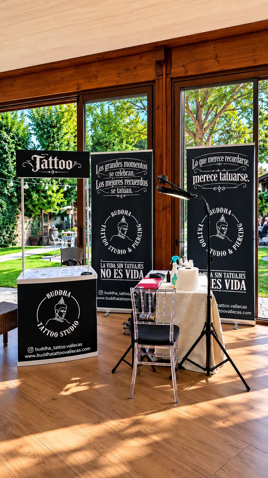 Montaje completo del puesto de tatuajes con mesa de trabajo, iluminación y carteles